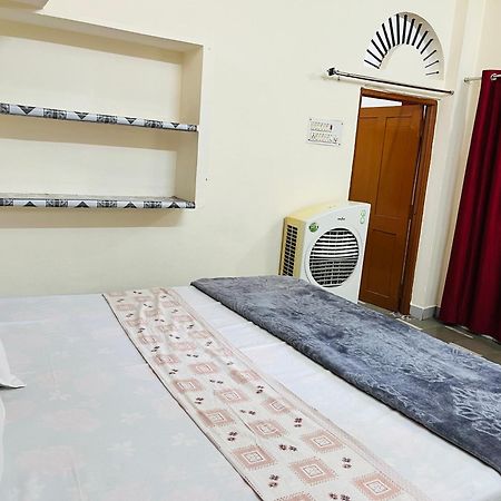Tiwari G Home Stay Uddzsaín Kültér fotó