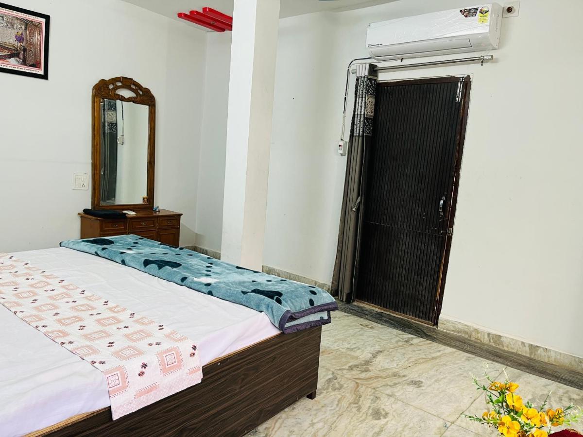 Tiwari G Home Stay Uddzsaín Kültér fotó