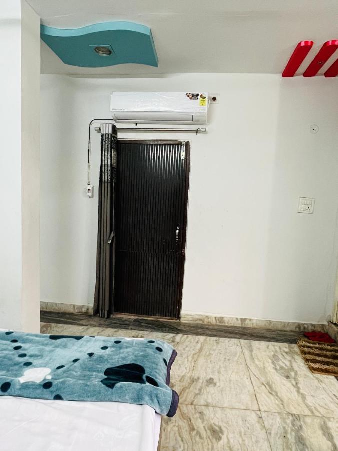 Tiwari G Home Stay Uddzsaín Kültér fotó