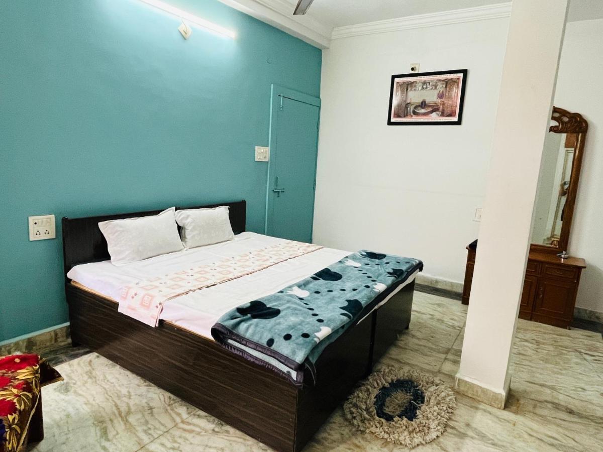 Tiwari G Home Stay Uddzsaín Kültér fotó
