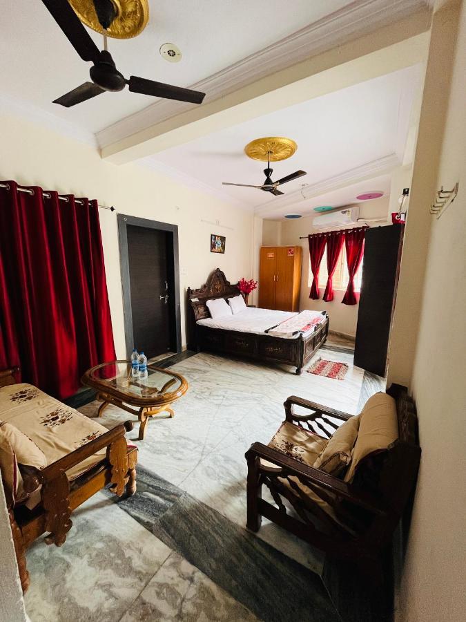 Tiwari G Home Stay Uddzsaín Kültér fotó