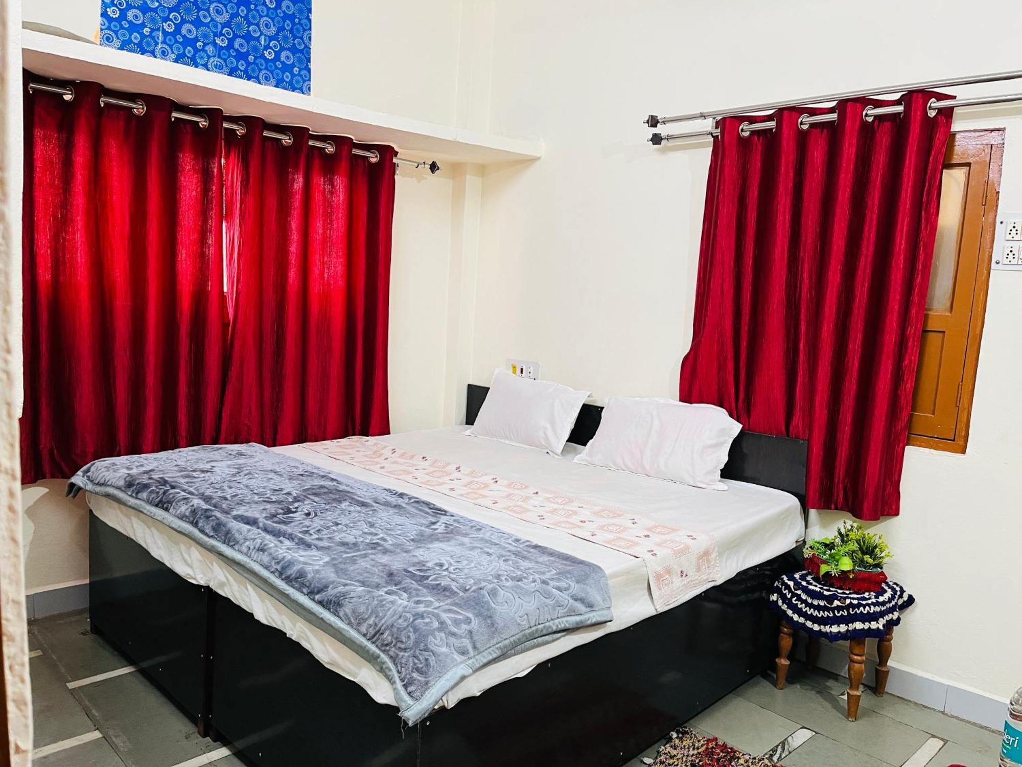 Tiwari G Home Stay Uddzsaín Kültér fotó