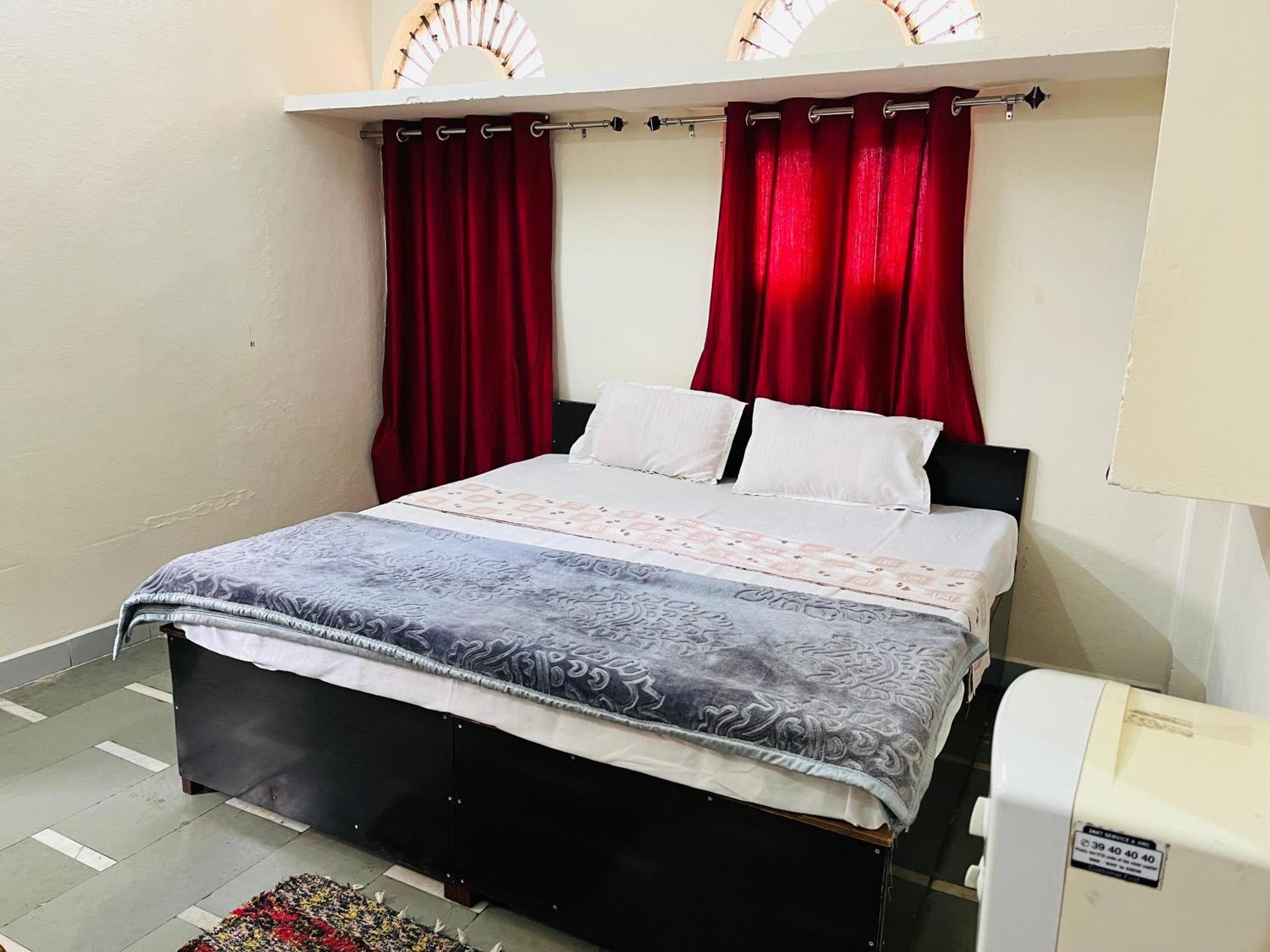 Tiwari G Home Stay Uddzsaín Kültér fotó