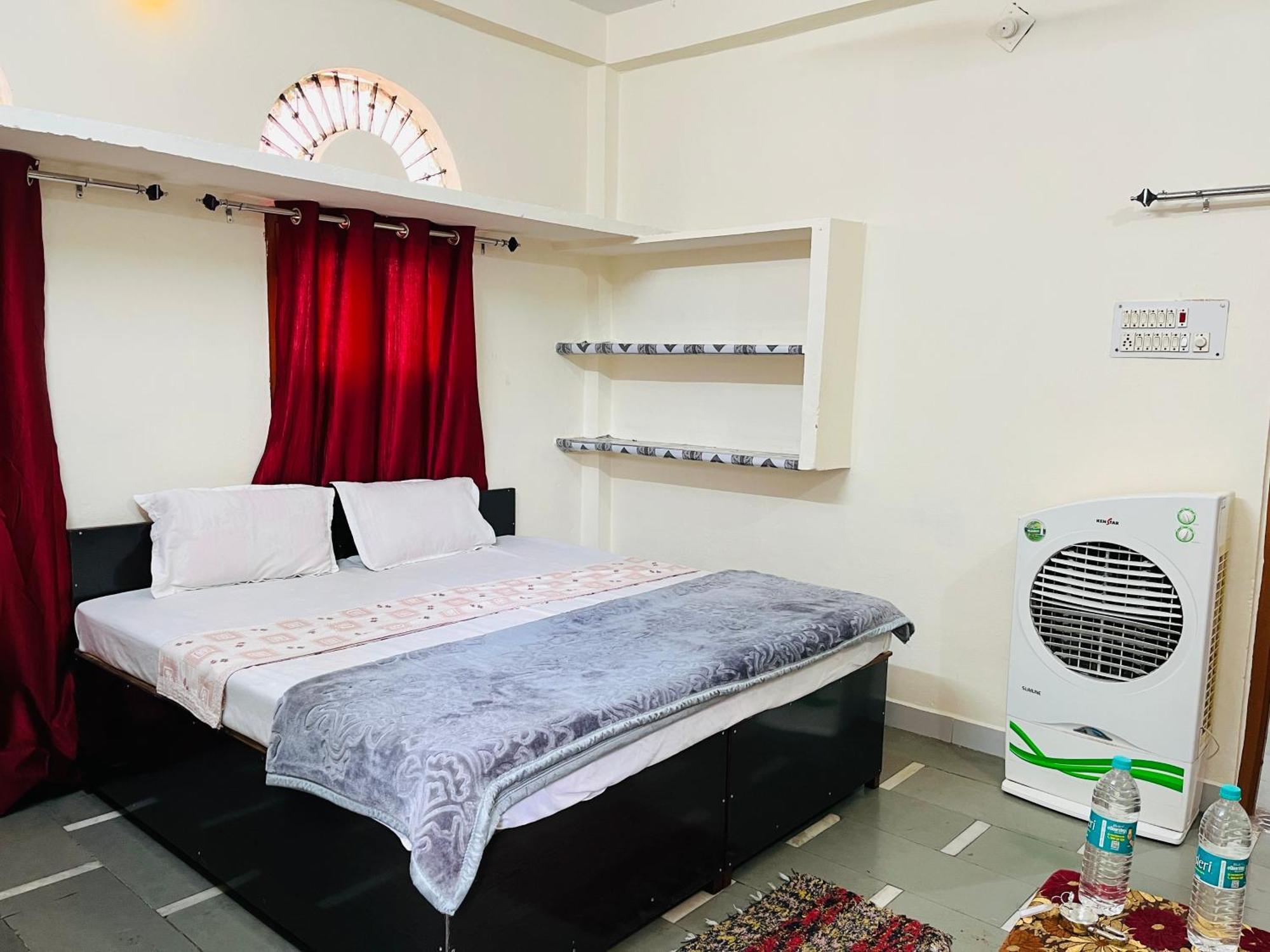 Tiwari G Home Stay Uddzsaín Kültér fotó