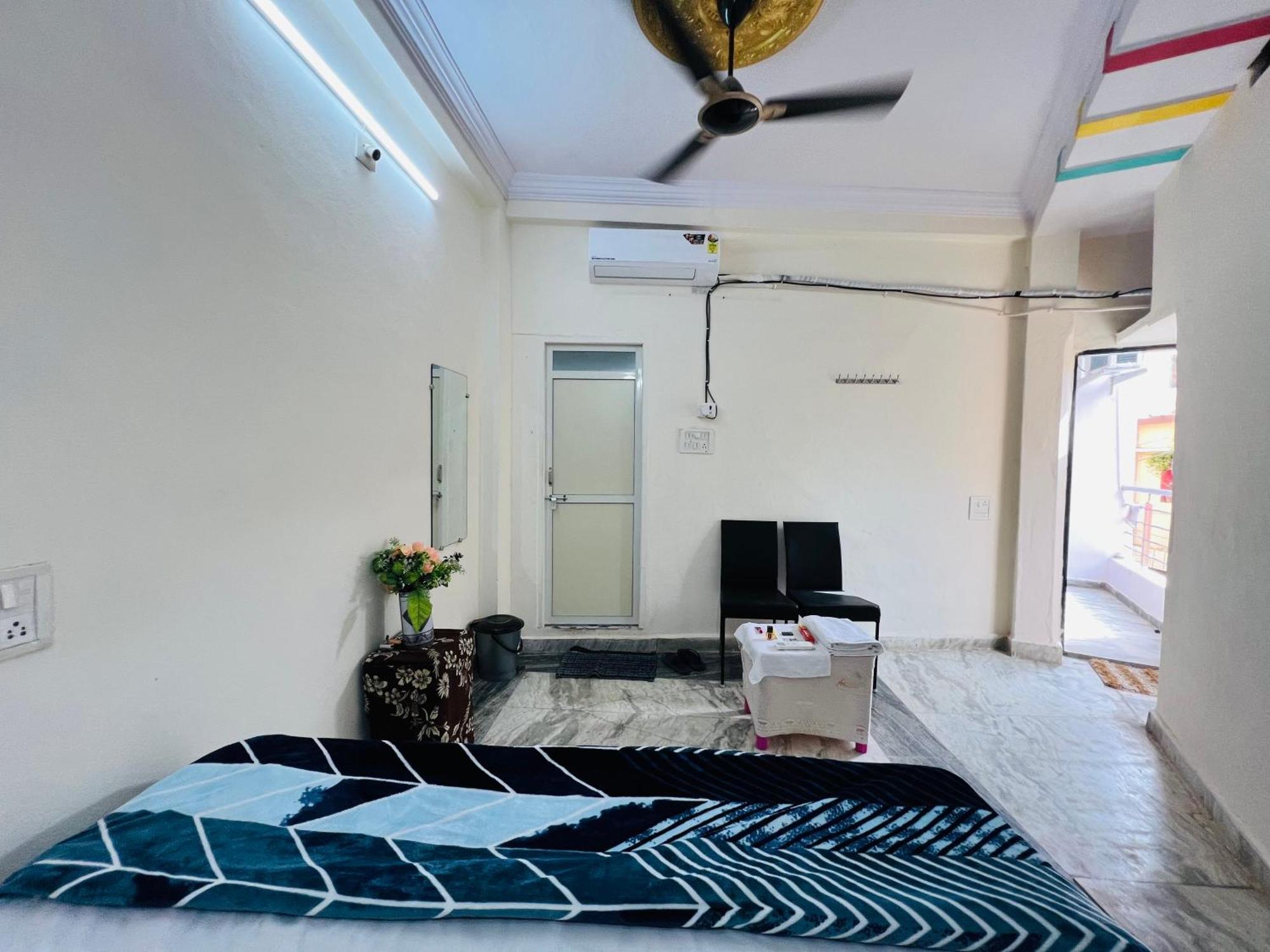 Tiwari G Home Stay Uddzsaín Kültér fotó