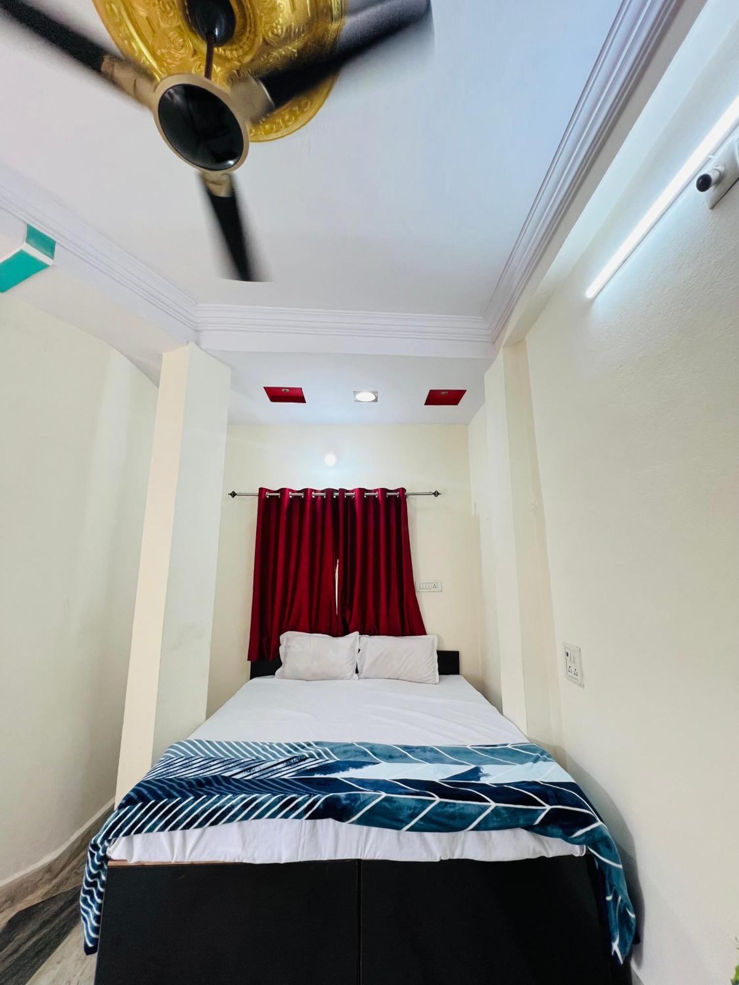 Tiwari G Home Stay Uddzsaín Kültér fotó