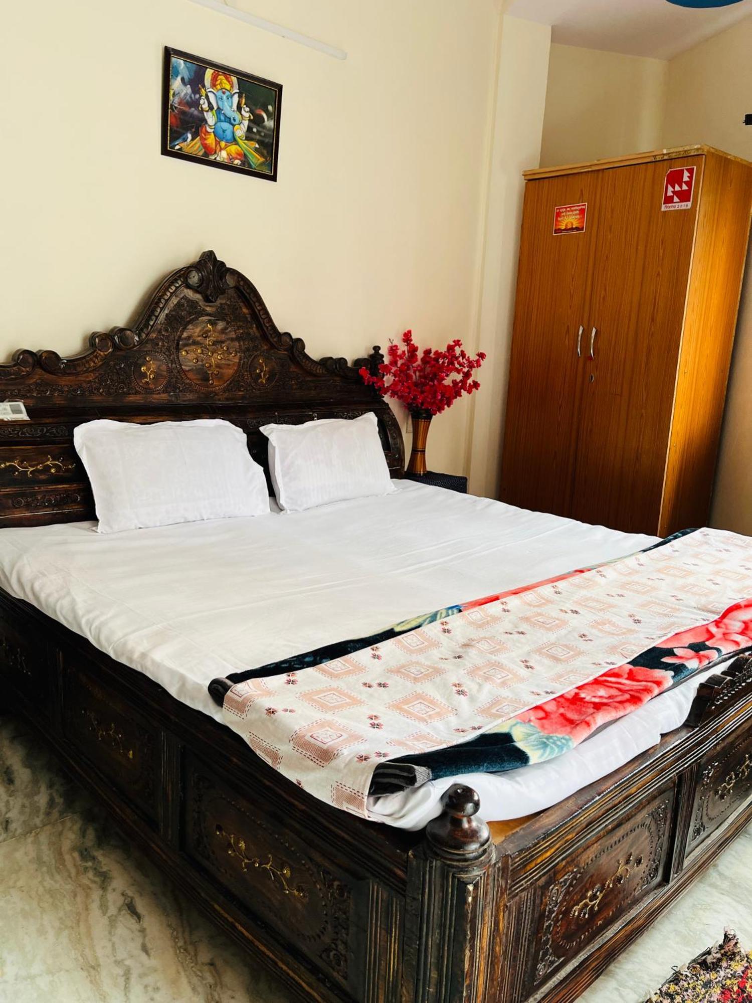 Tiwari G Home Stay Uddzsaín Kültér fotó