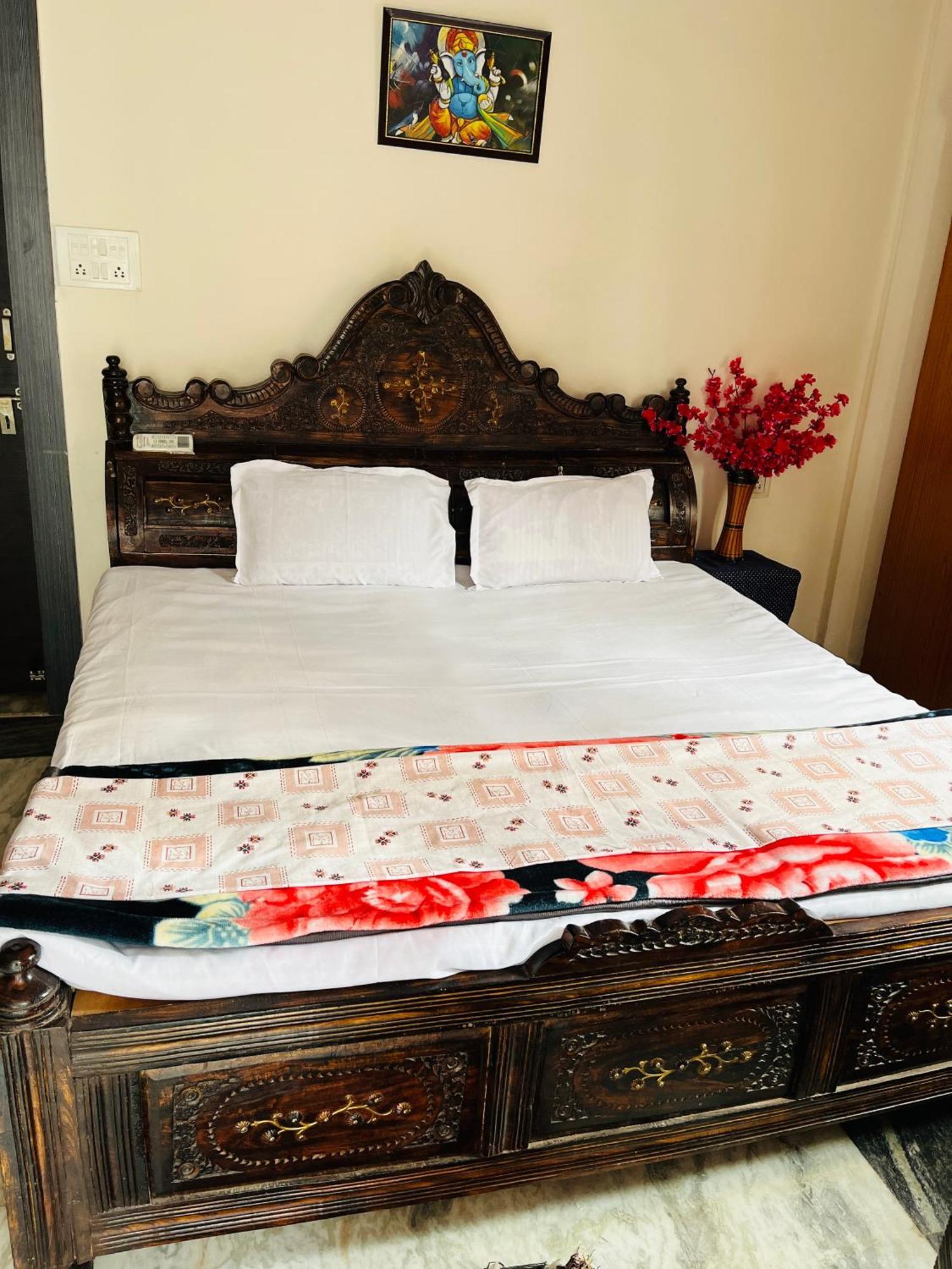 Tiwari G Home Stay Uddzsaín Kültér fotó